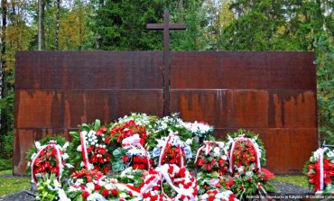 PILNE: rosjanie wyrzucili polskie flagi z cmentarzy wojennych w Katyniu i Miednoje