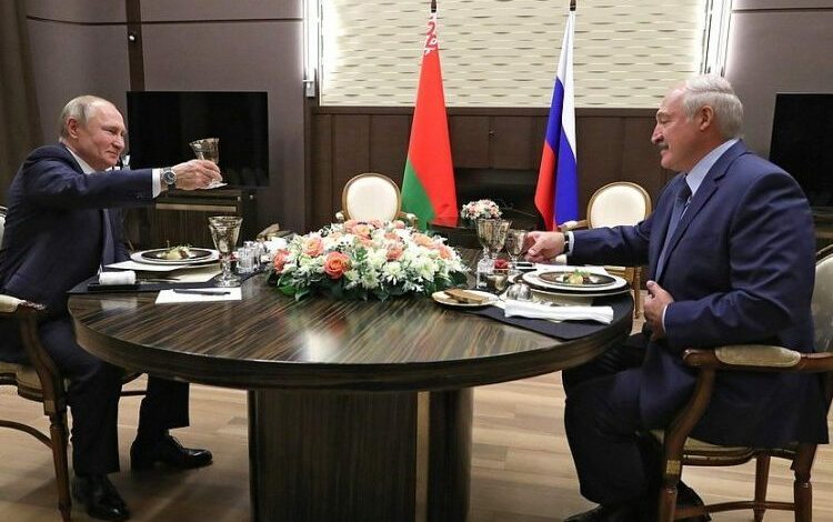 Ekspert wojskowy: Putin nie wyklucza odsunięcia Łukaszenki od władzy