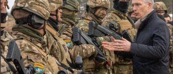 Jens Stoltenberg z żołnierzami NATO