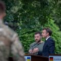 Wołodymyr Zełenski i Emmanuel Macron