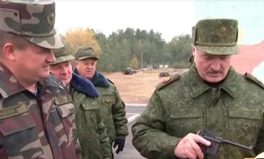 Łukaszenka rozdaje broń „partyzantce”