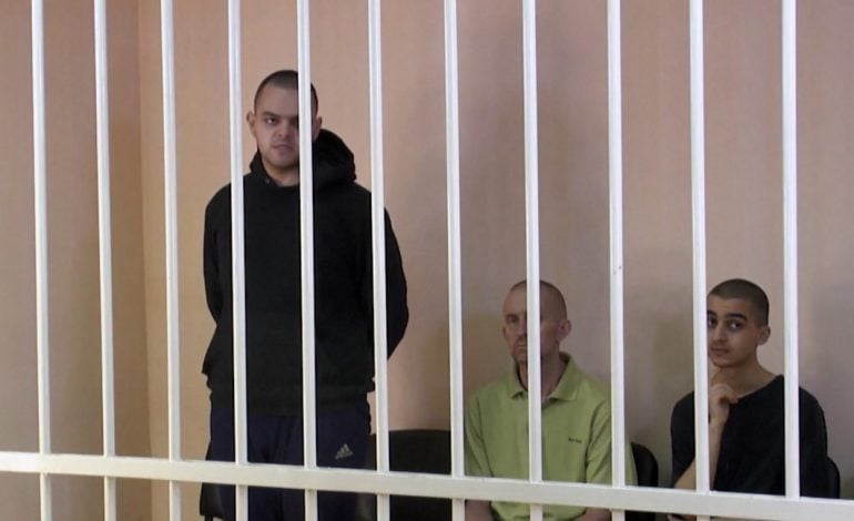 Bandyci z organizacji terrorystycznej “DRL” chcą zabić brytyjskich jeńców. Jeden zadzwonił do rodziny: „Mój czas się kończy”