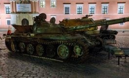 Wraki rosyjskich czołgów na Placu Zamkowym w Warszawie