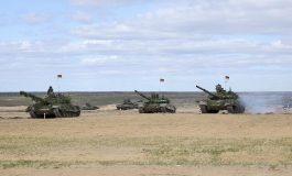 Żenada! Armia Łukaszenki wystawiła na granicy z Ukrainą drewniane atrapy czołgów!