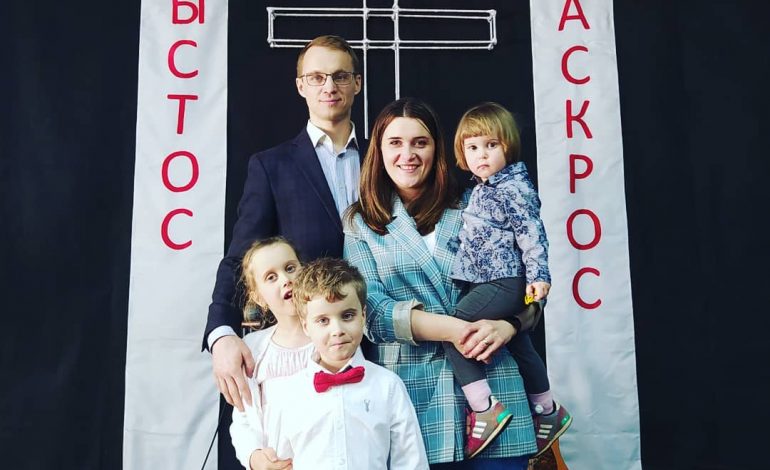 Rodzice 4 małych dzieci skazani. On na 1,5 roku więzienia, ona na 3 lata „aresztu”. Przejmujące słowa skazanego do żony