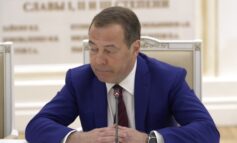 Miedwiediew: Rosja będzie się bronić bronią nuklearną