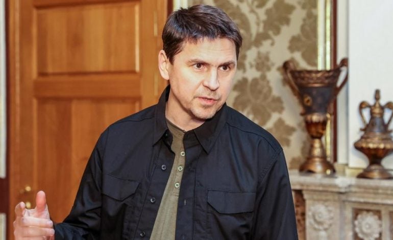 Doradca Zełenskiego: Zaangażowanie Białorusi w wojnę oznacza tylko jedno