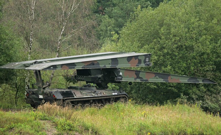 Niemcy przekażą Ukrainie 16 układaczy mostów Biber