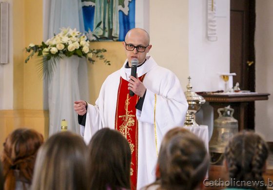 PILNE: Białoruś: Reżim Łukaszenki wtrącił młodego księdza do więzienia. Zobacz czym „zawinił”