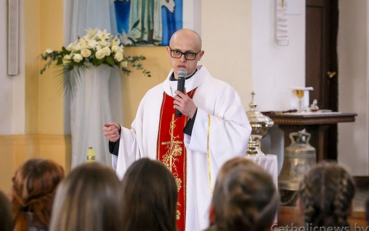 PILNE: Białoruś: Reżim Łukaszenki wtrącił młodego księdza do więzienia. Zobacz czym „zawinił”