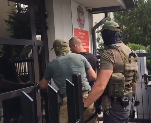 Kibole zarabiali na kryzysie migracyjnym na polsko-białoruskiej granicy. Służby rozbiły gang przemytników