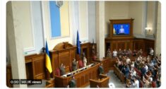 Historyczny moment: Flaga UE uroczyście wniesiona do ukraińskiego parlamentu. I już tam zostanie! (WIDEO)
