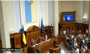 Historyczny moment: Flaga UE uroczyście wniesiona do ukraińskiego parlamentu. I już tam zostanie! (WIDEO)