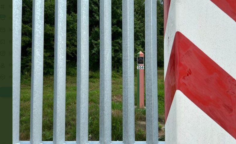 Migranci z Białorusi wciąż forsują granicę. Pontonem przez Świsłocz