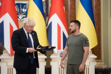 Jaki prezent przywiózł do Kijowa Boris Johnson, z okazji Dnia Niepodległości