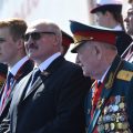 Aleksander Łukaszenka w otoczeniu wojskowych