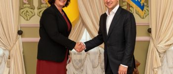 Ambasador Wielkiej Brytanii w Kijowie Melinda Simmons i prezydent Ukrainy Wołodymyr Zełenski