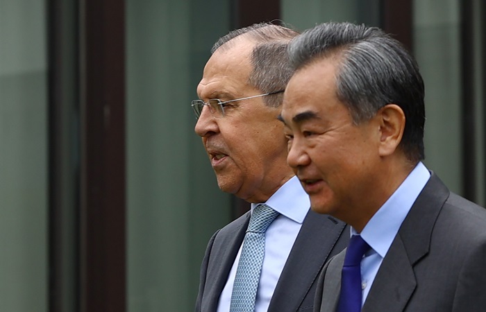 Siergiej Ławrow i chiński minister spraw zagranicznych Wang Yi