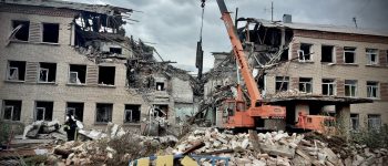 Ukraińscy strażacy odgruzowują zbombardowaną przez Rosjan szkołę-internat w Mikołaiwce w powiecie kramatorskim