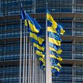 Flagi Ukrainy i Unii Europejskiej przez budynkiem Parlamentu Europejskiego