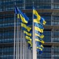 Flagi Ukrainy i Unii Europejskiej przez budynkiem Parlamentu Europejskiego