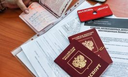 Rosyjskie paszporty popularne wśród Białorusinów. Obywatelstwo kraju agresora posiada nawet opozycyjny „minister obrony”