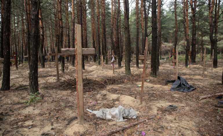 „W małych miasteczkach, gdzie było po kilka tysięcy ludzi, znajdowaliśmy po 500 zwłok w jednym dużym grobie”. Zełenski o horrorze rosyjskich zbrodni i stratach ukraińskiej armii