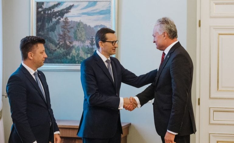 Polsko-litewskie konsultacje międzyrządowe w Wilnie. W tle protesty Polaków przeciwko dyskryminacji polskiego szkolnictwa na Litwie