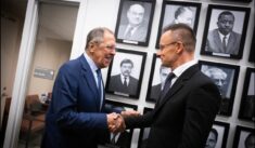 Węgierski minister spraw zagranicznych chwali się, że złamał bojkot UE i rozmawiał z Ławrowem o pokoju