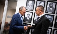 Węgierski minister spraw zagranicznych chwali się, że złamał bojkot UE i rozmawiał z Ławrowem o pokoju