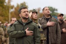 Zełenski odwiedził wyzwolony Izium (FOTO) Zełenski odwiedził wyzwolony Izium (FOTO)