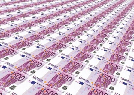 Zachód jest gotowy przekazać Ukrainie 300 mld dolarów rosyjskich rezerw złota i walut, ale w zgodzie z prawem