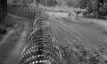Jak białoruskie służby pomagają migrantom sforsować ogrodzenie na granicy (WIDEO)