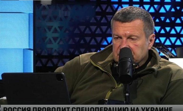 Kremlowski propagandysta pojawił się na wizji z obitą facjatą (WIDEO)