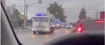 kolumna więźniarek z "ochotnikami" na wojnę.