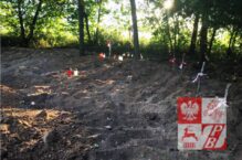 Polacy z Grodzieńszczyzny tworzą w miejscu zdewastowanego przez łukaszystów cmentarza AK w Surkontach prowizoryczny memoriał