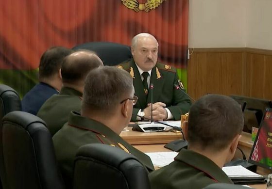 Łukaszenka przywdział mundur: Mobilizacji nie będzie, „będzie tylko przegląd rezerwistów”