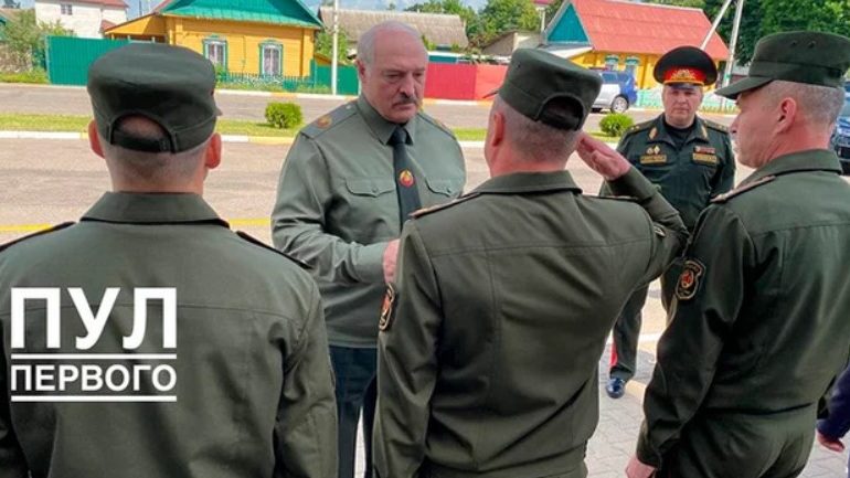 Putin podnosi stawkę i wciąga Łukaszenkę w wir wojny