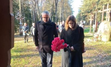 Polski dyplomata odwiedził miejsce kaźni Polaków na podmińskim uroczysku Kuropaty