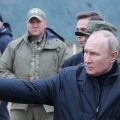 Władimir Putin na poligonie otoczony personelem wojskowym, 20 października 2022