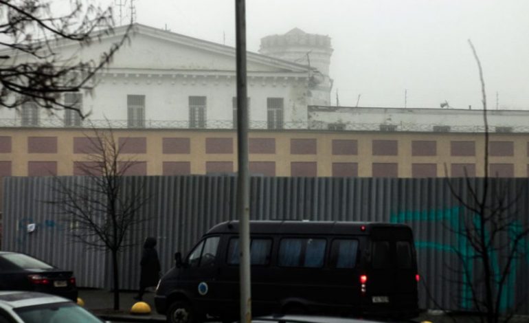 Taśmociąg represji na Białorusi trwa: Aresztują już za ślady po naklejkach z zakazanymi symbolami