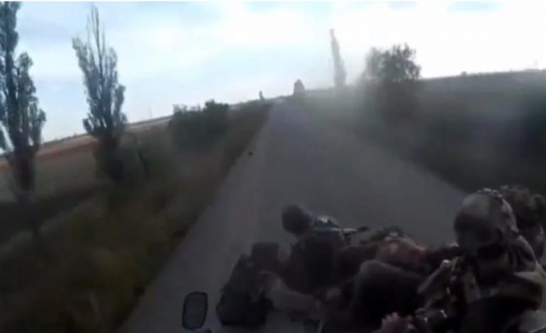 Tak wyglądało „samozniszczenie” załogi rosyjskiego BTR. Uciekali przed ukraińską artylerią (WIDEO)