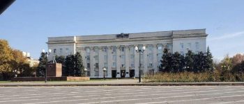 Budynek administracji obwodowej w okupowanym Chersoniu bez rosyjskich znaków państwowych
