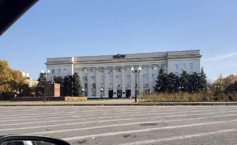 Rosjanie zdjęli swoją flagę państwową z budynku administracji obwodowej w Chersoniu. Będą uciekać czy blefują?