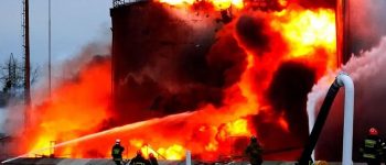 Gaszenie pożaru ukraińskiej instalacji naftowej po rosyjskim ataku rakietowym