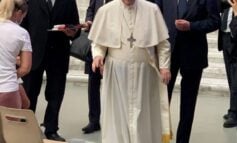Papież modli się i wzywa do pokoju