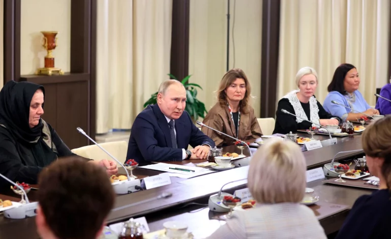 Putin spotkał się z podstawionymi matkami żołnierzy wysłanych na wojnę przeciwko Ukrainie