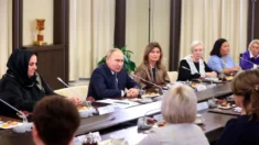 Putin spotkał się z podstawionymi matkami żołnierzy wysłanych na wojnę przeciwko Ukrainie