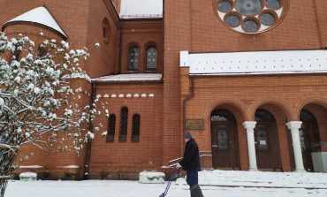 Łukaszenka zmusił proboszcza Czerwonego Kościoła w Mińsku do podjęcia funkcji woźnego (FOTO)