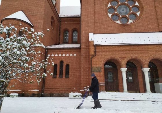 Łukaszenka zmusił proboszcza Czerwonego Kościoła w Mińsku do podjęcia funkcji woźnego (FOTO)